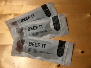 Drei Packungen Beef Jerky von Paleo to Go