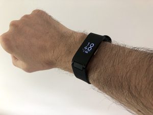 Ein Withings Pulse HR Fitnessarmband an meinem Arm