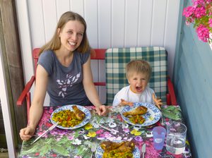 Yvonne und ihr Sohn beim Essen 